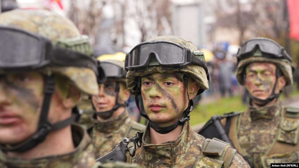 "FSK-ja është e gatshme për të mbrojtur sovranitetin dhe integritetin territorial", tha kryeministri i Kosovës, Albin Kurti, para nisjes së parakalimit.