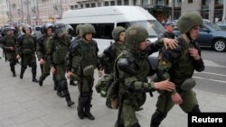 Russia -- Servicemen of the Russian National Guard walk during an anti-corruption protest organised by opposition leader Aleksei Navalny, in central Moscow, June 12, 2017