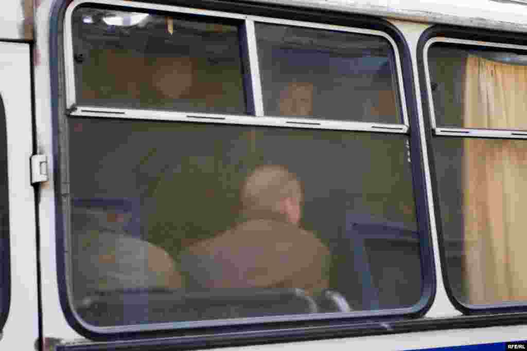 هلیکوپتر اسرائیلی موشکی را در شمال نوار غزه شلیک می کند.