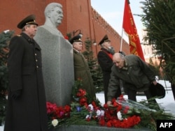 Comuniștii la mormîntul lui Josef Stalin în 2009