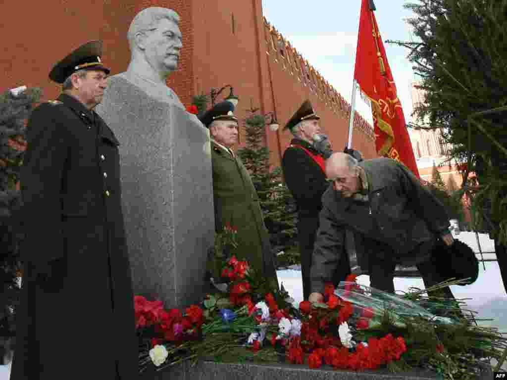 56-я годовщина смерти Сталина. Коммунисты возлагают цветы на могилу