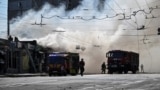 Tűzoltók dolgoznak az orosz rakétatámadás helyszínén Zaporizzsjában 2025. augusztus 18-án
