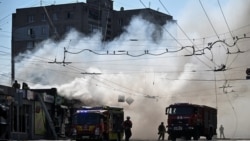 Vatrogasci rade na mjestu nedavnog ruskog raketnog napada u Zaporižju.