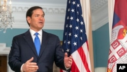 Rubio discutând cu presa la Washington, pe 6 august, după vizita omologului său din Serbia, Marko Djuric.