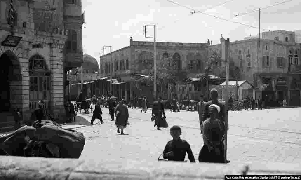 Një shesh publik në Alepppo në vitin 1937. Deri në fund të sundimit francez, alavitët kishin përfituar nga taktikat e Francës ndarje e rregullave për të ndërtuar vetë një rrjet të fuqishëm në shërbimet publike, duke përfshirë pozitat e larta në ushtri së Sirisë. Universiteti Yale ka thënë se 70 për qind e ushtarëve sirianë në vitin 2012 ishin alavitë.