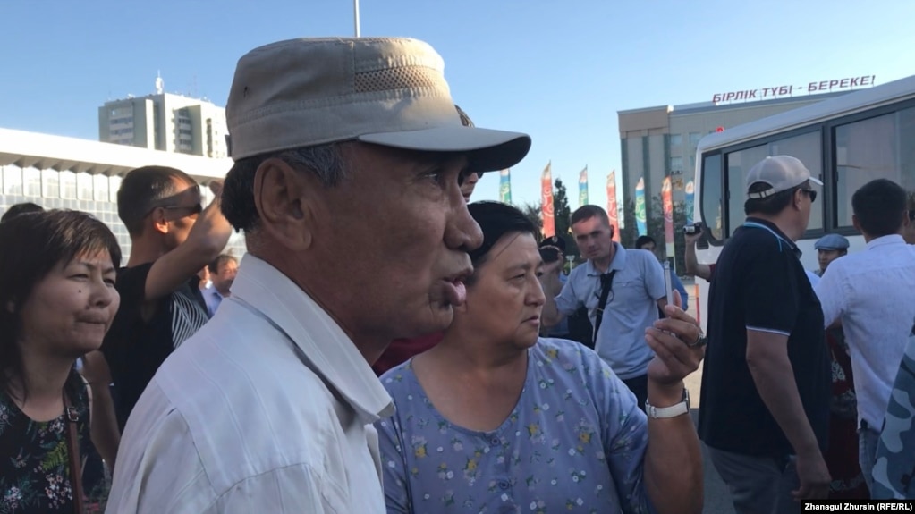 Активист Серик Оразов во время митинга у здания акимата Актюбинской области. Актобе, 6 июля 2019 года.
