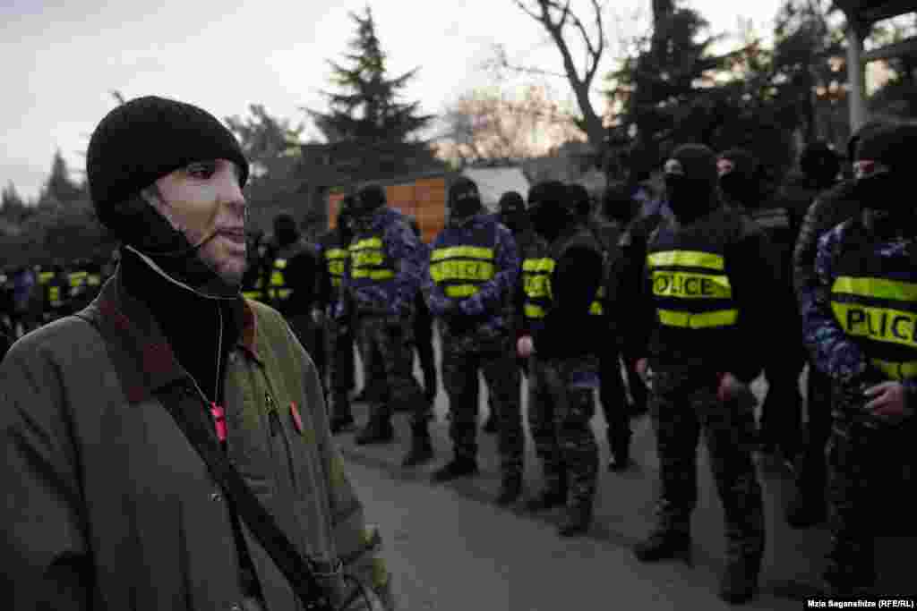 2 თებერვალი, თბილისი - პროევროპული აქციის მონაწილე ნიღბით პოლიციელების პირისპირ. პროევროპული აქციის 67-ე დღეს დემონსტრანტებმა თბილისის შემოსასვლელთან სამანქანე გზის გადაკეტვა სცადეს. ცოტა ხნით ადრე ხელისუფლებამ სატრანსპორტოო მაგისტრალები სტრატეგიულ ობიექტად გამოცხადდა და მისი გადაკეტვა სისხლის სამართლის კოდექსით დასჯადი გახდა. აქციაზე დააკავეს რამდენიმე დემონსტრანტი ფოტო: მზია საგანელიძე