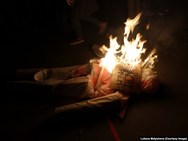Сожжение чучела мачиста во время феминистского райота. Барселона, 7 марта 2017 года