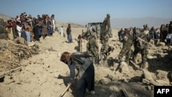 ادامۀ تلاش‌ها برای بیرون کردن اجساد قربانیان از زیر آوار در بهسود ننگرهار