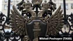 Главные ворота Генеральной прокуратуры России (фрагмент)