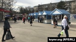 На місці, що звільнилося, в березні встановили новий торговий ряд