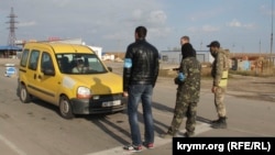 Активисты блокады Крыма не пропускают машины из материковой Украины на аннексированный Россией полуостров. Пункт Чонгар, 26 октября 2015 года.