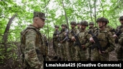 Колишній головком ЗСУ Олександр Сирський із бійцями штурмового полку «Скеля»