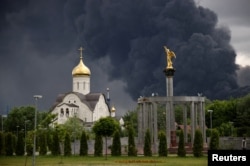 Дым над нефтеперерабатывающим заводом после удара украинского беспилотника, Москва, 18 июня 2026 года