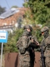 Польские военнослужащие патрулируют улицу после того, как беспилотник врезался в жилой дом в Вырыки-Полуд, Польша, 10 сентября 2025 г. Фото Reuters