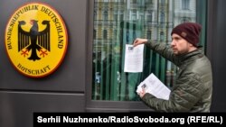 Головна вимога учасників акції – припинити спроби деяких німецьких політиків зняти санкції з Росії і посилити тиск на Москву для звільнення українських заручників