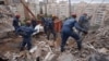 Рятувальники розбирають завали на місці російського удару в Києві, 6 липня 2026 року
