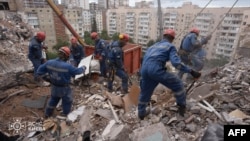 Рятувальники розбирають завали на місці російського удару в Києві, 6 липня 2026 року