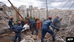 Рятувальники на місці російського ракетного удару по Києву, 6 липня 2026 року