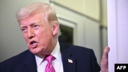 Президент США Дональд Трамп розмовляє з журналістами на борту Air Force One 29 березня 2026 року