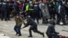 Donald Trump amerikai elnök támogatói összecsapnak a rendőrökkel és a biztonsági erőkkel, miközben megrohamozzák a Capitolium épületét Washingtonban, 2021. január 6-án