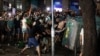 Grupa demonstranata gura kontejner ka kordonu policije tokom nasilnih demonstrancija nakon protesta studenata u Beogradu, 28. jun 2025.