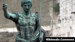 Статуя Октавиана Августа на улице императорских форумов в Риме