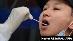 Взяття проб на коронавірус у місті Ухань, Китай, 30 березня 2020 року