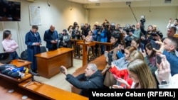 În sala unde a fost pronunțată sentința în dosarul lui Nicanor Ciochină s-au adunat zeci de jurnaliști, dar nu au venit inculpații.