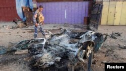 Irakj - Një oficer policie inspekton vendin e shpërthimit të një bombe në Kirkuk, 12Korrik2013