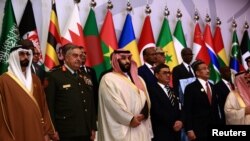 Saudi Crown Prince Mohammed bin Salman (C) poses for a photograph with chiefs of staff of a Saudi-led Islamic military counter terrorism coalition during their meeting in Riyadh November 26, 2017. REUTERS/