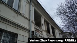 Колонны на лоджиях второго этажа