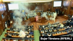 Deputetët pë herë të dytë hodhën gaz lotsjellës në Kuvend