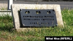 Placă comemorativă sub forma unei lucrări de artă din curtea interioară a Memorialului de la Pitești.