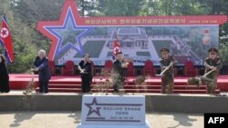 ჩრდილოეთ კორეის სახელმწიფო სააგენტომ 24 ოქტომბერს გაავრცელა ფხენიანში გამართული ცერემონიის ამსახველი ფოტო 