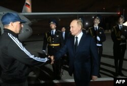 Заручники Путіна. Яка різниця між демократіями і диктатурами?