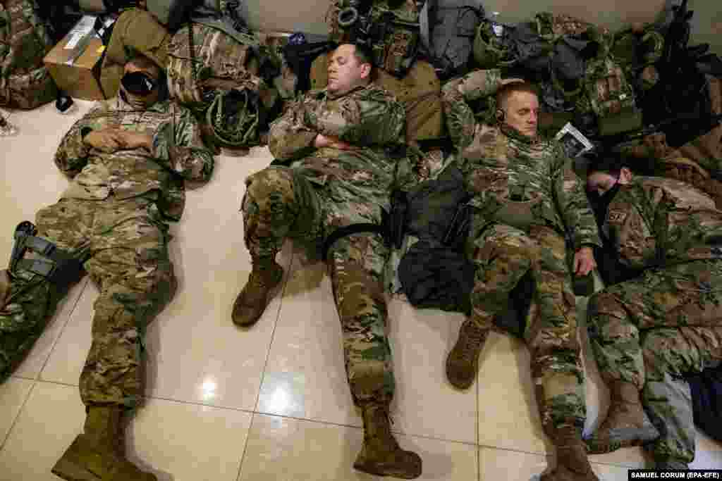 Бійці Національної гвардії відпочивають у залі Центру відвідувачів Капітолію, 13 січня 2021 року