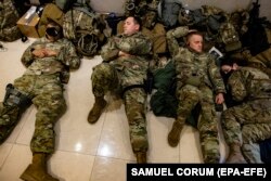 Солдати Нацгвардії США відпочивають у будівлі Капітолію, куди вони були направлені після спроби захоплення Конгресу прихильниками Трампа