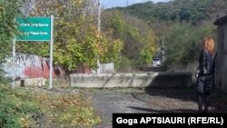 С 1 мая, по неофициальным данным, пропуски, дающие право на пересечение границы с Грузией, получили около полутора тысяч жителей Ленингорского района. Приблизительно стольким же отказано, так как они не проживают на территории района