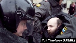 Russian Interior Ministry officers detain opposition activists in Moscow on March 31.