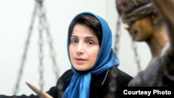 نسرین ستوده در دفتر وکالتش در تهران