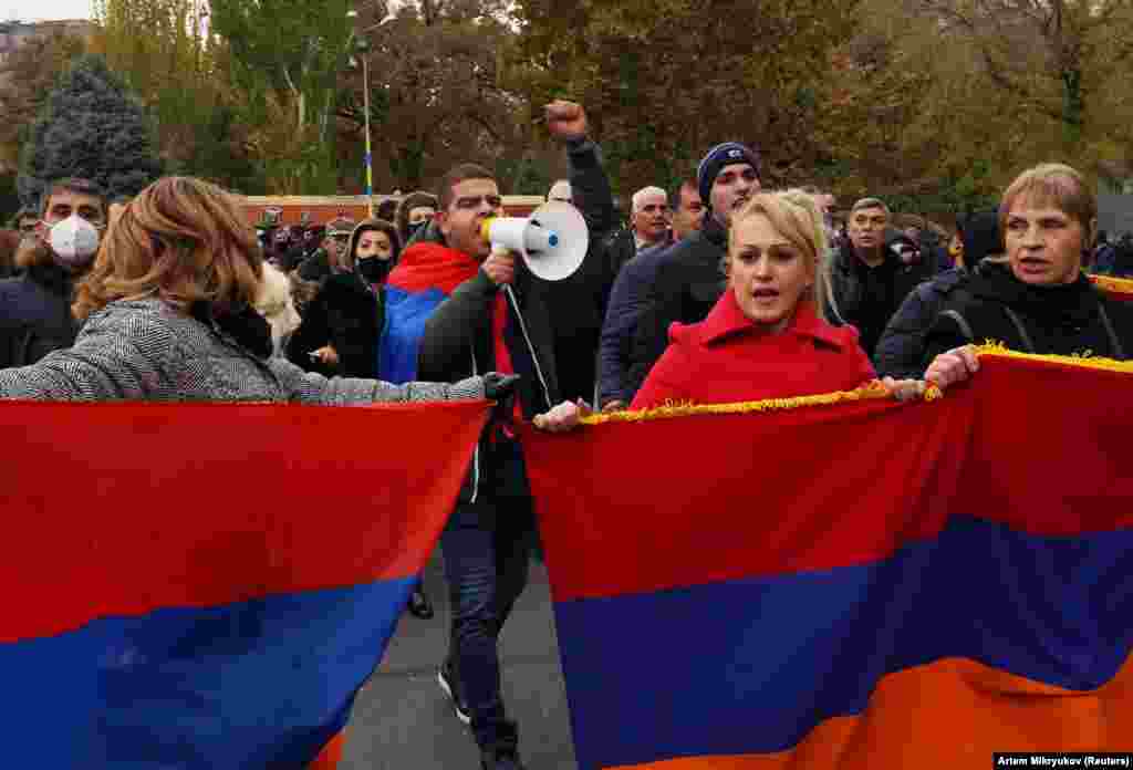 У зверненні до народу 12 листопада Нікол Пашинян визнав, що підписаний ним документ був поганим для Вірменії. Водночас він наголосив, що це був єдиний вибір, який забезпечив виживання Карабаху. Опозиція заявляє, що в разі відмови Пашиняна оголосити про відставку в усій країні будуть організовані акції громадянської непокори.