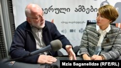 Звиад Коридзе и Эка Гигаури в тбилисской студии  Радио Свобода (архивное фото)