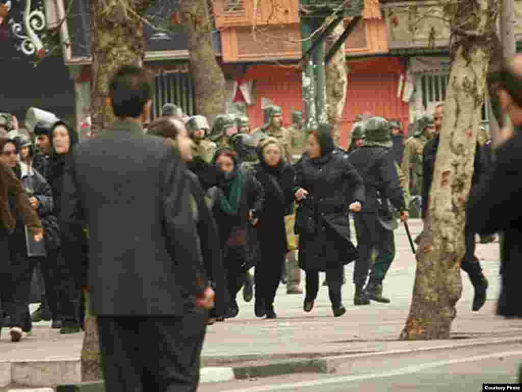 Iran -- Iranian riot policemen and opposition supporters in a Tehran street on Ashura (ashore) day, Tehran, 27Dec2009 - Photo by Dara (Use only with Photographer's name