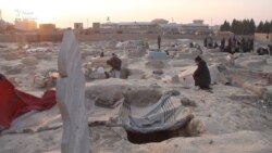 Бездомная туркменка поселилась на кладбище в Афганистане