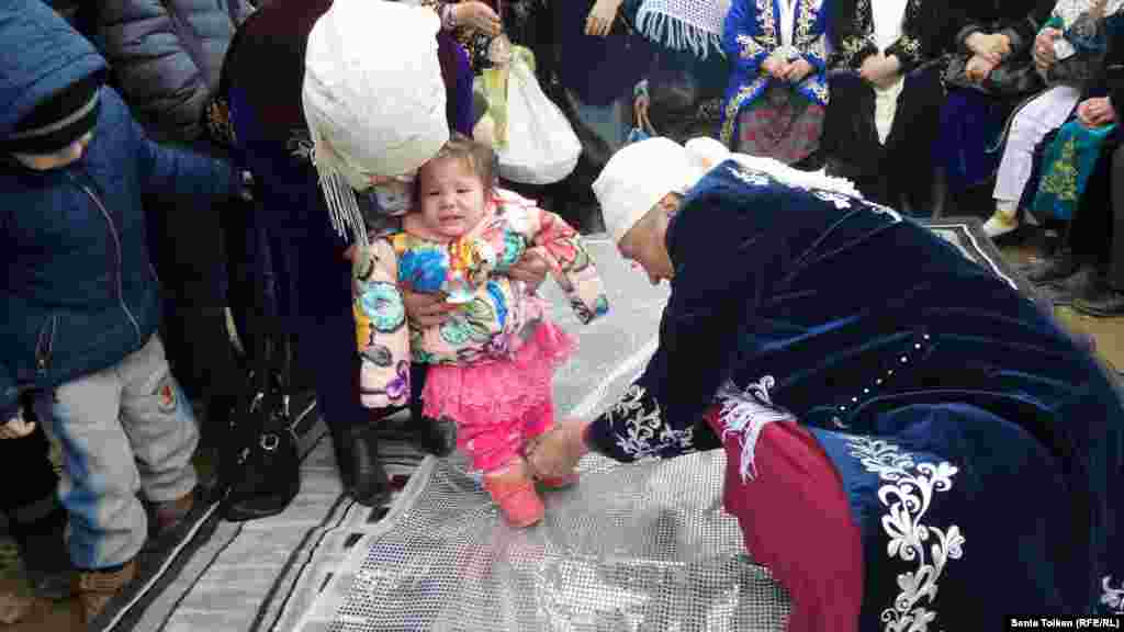 Традиционный казахский обряд &quot;тусау кесу&quot; (разрезание пут у детей). Ритуал символизирует начало нового этапа в жизни ребенка &ndash; умение ходить, познавать мир.