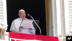 Papa Francisc rostește rugăciunea de prânz în Piața Sfântul Petru de la Vatican, la 25 august, 2024. 