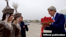 Kerry në Bishkek të Kirgizisë.