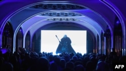 Премьерный показ седьмого сезона "Игры престолов" в Москве на станции метро "Маяковская". 18 июля 2017 года.