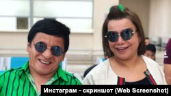 Юморист Обид Асомов сопровождает Юлдуз Усманову по ее турне по стране. Фото взято из страницы Усмановой в Instagram'е.